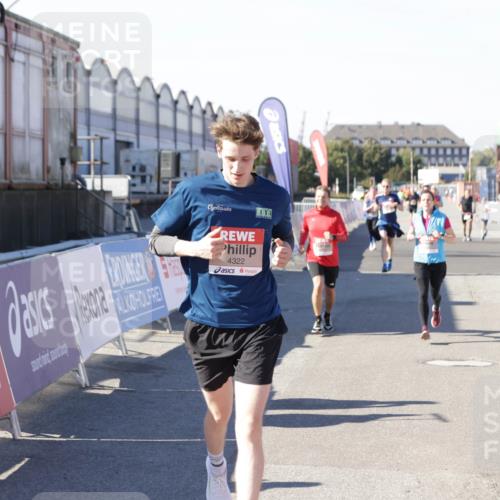 03.10.2025 - Köhlbrandbrückenlauf Jannik Wohlers http://msf.ph/oto/9119222 03.10.2025 13:03:48 Ziel 4063, 4274, 4322, 4422, 5414, 5639, 5799, 6025, 6341, 6706 meine-sportfotos.de