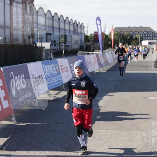03.10.2025 - Köhlbrandbrückenlauf Jannik Wohlers http://msf.ph/oto/9119244 03.10.2025 13:34:51 Ziel 4112, 4498, 4767, 5227, 5465, 6196, 6357, 6434 meine-sportfotos.de
