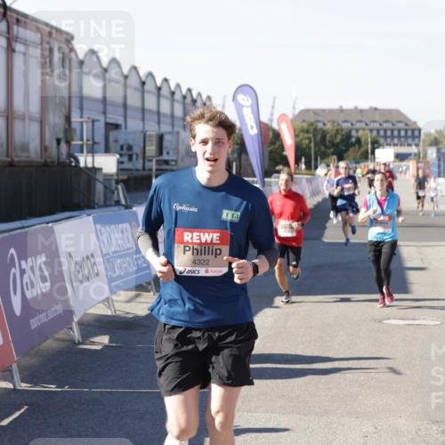 03.10.2025 - Köhlbrandbrückenlauf Jannik Wohlers http://msf.ph/oto/9119251 03.10.2025 13:03:48 Ziel 4063, 4274, 4322, 4422, 5414, 5639, 5799, 6025, 6341, 6706 meine-sportfotos.de