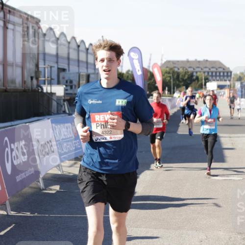 03.10.2025 - Köhlbrandbrückenlauf Jannik Wohlers http://msf.ph/oto/9119270 03.10.2025 13:03:48 Ziel 4063, 4274, 4322, 4422, 5414, 5639, 5799, 6025, 6341, 6706 meine-sportfotos.de