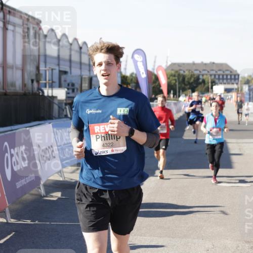 03.10.2025 - Köhlbrandbrückenlauf Jannik Wohlers http://msf.ph/oto/9119285 03.10.2025 13:03:48 Ziel 4063, 4274, 4322, 4422, 5414, 5639, 5799, 6025, 6341, 6706 meine-sportfotos.de