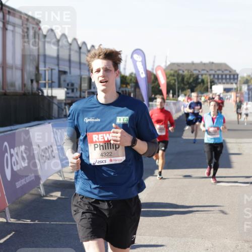 03.10.2025 - Köhlbrandbrückenlauf Jannik Wohlers http://msf.ph/oto/9119295 03.10.2025 13:03:48 Ziel 4063, 4274, 4322, 4422, 5414, 5639, 5799, 6025, 6341, 6706 meine-sportfotos.de