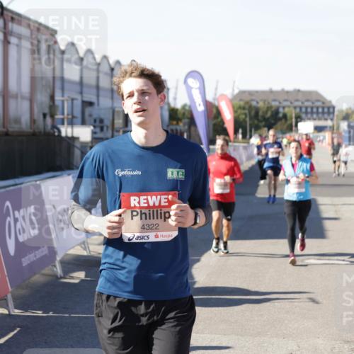 03.10.2025 - Köhlbrandbrückenlauf Jannik Wohlers http://msf.ph/oto/9119308 03.10.2025 13:03:49 Ziel 4063, 4274, 4322, 5098, 5414, 5447, 5639, 5799, 6025, 6315, 6341, 6706 meine-sportfotos.de