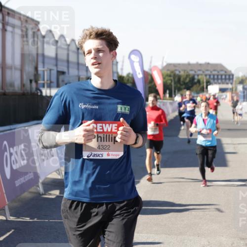 03.10.2025 - Köhlbrandbrückenlauf Jannik Wohlers http://msf.ph/oto/9119320 03.10.2025 13:03:49 Ziel 4063, 4274, 4322, 5098, 5414, 5447, 5639, 5799, 6025, 6315, 6341, 6706 meine-sportfotos.de