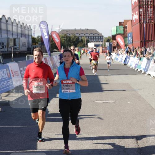 03.10.2025 - Köhlbrandbrückenlauf Jannik Wohlers http://msf.ph/oto/9119327 03.10.2025 13:03:51 Ziel 4063, 4127, 4274, 4322, 5098, 5414, 5447, 5639, 6315, 6341, 6706 meine-sportfotos.de