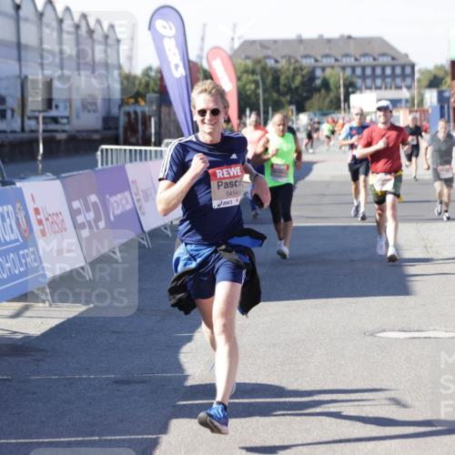 03.10.2025 - Köhlbrandbrückenlauf Jannik Wohlers http://msf.ph/oto/9119439 03.10.2025 13:03:53 Ziel 4127, 4274, 4322, 4349, 5098, 5414, 5447, 5639, 5950, 6315, 6341, 6392, 6706 meine-sportfotos.de