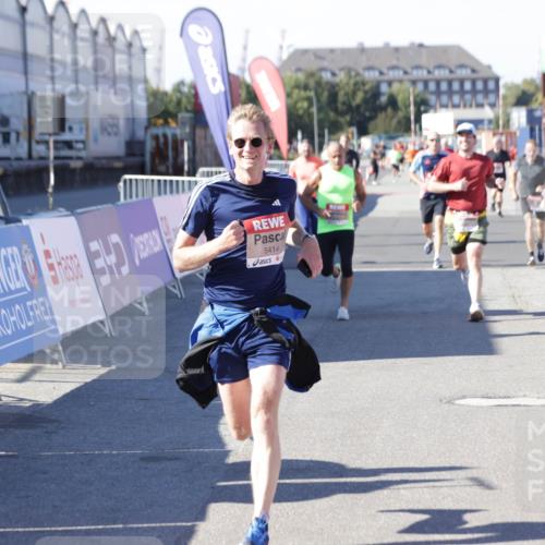 03.10.2025 - Köhlbrandbrückenlauf Jannik Wohlers http://msf.ph/oto/9119453 03.10.2025 13:03:53 Ziel 4127, 4274, 4322, 4349, 5098, 5414, 5447, 5639, 5950, 6315, 6341, 6392, 6706 meine-sportfotos.de