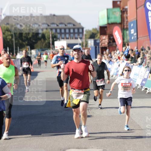 03.10.2025 - Köhlbrandbrückenlauf Jannik Wohlers http://msf.ph/oto/9119474 03.10.2025 13:03:54 Ziel 4127, 4322, 4349, 5098, 5414, 5447, 5950, 6315, 6341, 6392, 6706 meine-sportfotos.de