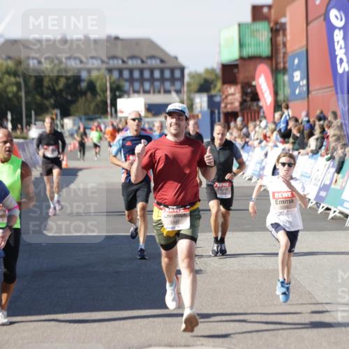 03.10.2025 - Köhlbrandbrückenlauf Jannik Wohlers http://msf.ph/oto/9119487 03.10.2025 13:03:54 Ziel 4127, 4322, 4349, 5098, 5414, 5447, 5950, 6315, 6341, 6392, 6706 meine-sportfotos.de