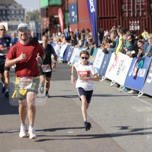 03.10.2025 - Köhlbrandbrückenlauf Jannik Wohlers http://msf.ph/oto/9119522 03.10.2025 13:03:55 Ziel 4127, 4322, 4349, 5098, 5414, 5447, 5950, 6315, 6341, 6392, 6706 meine-sportfotos.de