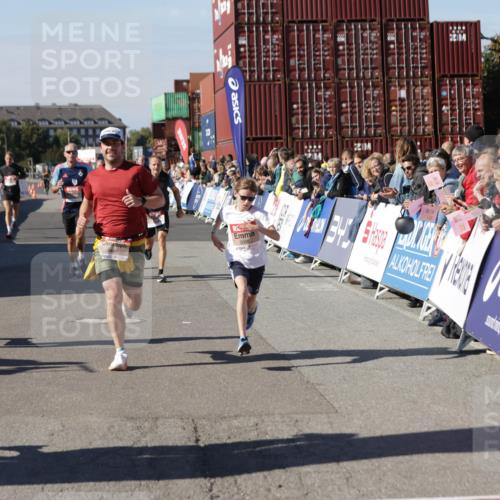 03.10.2025 - Köhlbrandbrückenlauf Jannik Wohlers http://msf.ph/oto/9119541 03.10.2025 13:03:55 Ziel 4127, 4322, 4349, 5098, 5414, 5447, 5950, 6315, 6341, 6392, 6706 meine-sportfotos.de