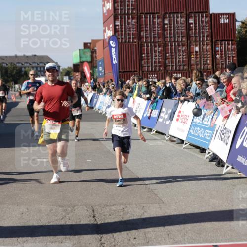 03.10.2025 - Köhlbrandbrückenlauf Jannik Wohlers http://msf.ph/oto/9119551 03.10.2025 13:03:55 Ziel 4127, 4322, 4349, 5098, 5414, 5447, 5950, 6315, 6341, 6392, 6706 meine-sportfotos.de
