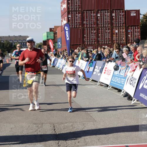 03.10.2025 - Köhlbrandbrückenlauf Jannik Wohlers http://msf.ph/oto/9119559 03.10.2025 13:03:55 Ziel 4127, 4322, 4349, 5098, 5414, 5447, 5950, 6315, 6341, 6392, 6706 meine-sportfotos.de