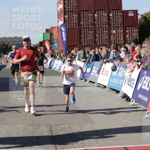 03.10.2025 - Köhlbrandbrückenlauf Jannik Wohlers http://msf.ph/oto/9119565 03.10.2025 13:03:55 Ziel 4127, 4322, 4349, 5098, 5414, 5447, 5950, 6315, 6341, 6392, 6706 meine-sportfotos.de