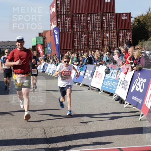 03.10.2025 - Köhlbrandbrückenlauf Jannik Wohlers http://msf.ph/oto/9119579 03.10.2025 13:03:56 Ziel 4127, 4322, 4349, 5098, 5414, 5447, 5950, 5958, 6315, 6341, 6392, 6706 meine-sportfotos.de