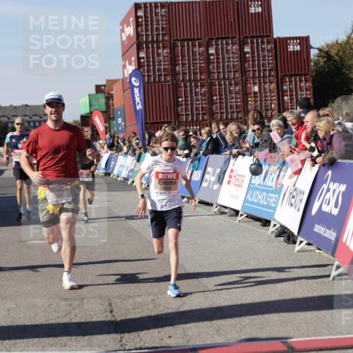 03.10.2025 - Köhlbrandbrückenlauf Jannik Wohlers http://msf.ph/oto/9119594 03.10.2025 13:03:56 Ziel 4127, 4322, 4349, 5098, 5414, 5447, 5950, 5958, 6315, 6341, 6392, 6706 meine-sportfotos.de