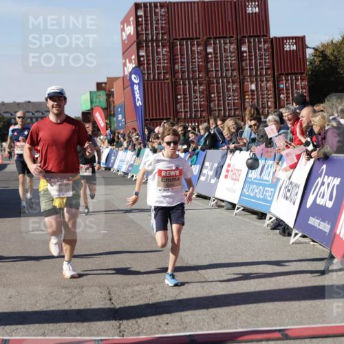 03.10.2025 - Köhlbrandbrückenlauf Jannik Wohlers http://msf.ph/oto/9119603 03.10.2025 13:03:56 Ziel 4127, 4322, 4349, 5098, 5414, 5447, 5950, 5958, 6315, 6341, 6392, 6706 meine-sportfotos.de