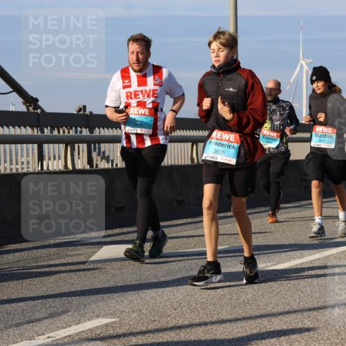03.10.2025 - Köhlbrandbrückenlauf Strokosch-Dieckow http://msf.ph/oto/9119651 03.10.2025 09:53:46 Position 2 3828, 3635, 2897, 3783 meine-sportfotos.de