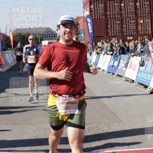 03.10.2025 - Köhlbrandbrückenlauf Jannik Wohlers http://msf.ph/oto/9119697 03.10.2025 13:03:57 Ziel 4056, 4127, 4322, 4349, 5098, 5414, 5447, 5950, 5958, 6315, 6341, 6392, 6706 meine-sportfotos.de