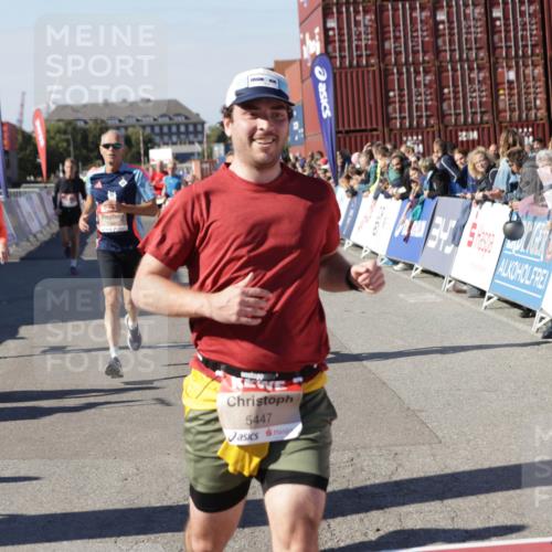 03.10.2025 - Köhlbrandbrückenlauf Jannik Wohlers http://msf.ph/oto/9119703 03.10.2025 13:03:57 Ziel 4056, 4127, 4322, 4349, 5098, 5414, 5447, 5950, 5958, 6315, 6341, 6392, 6706 meine-sportfotos.de