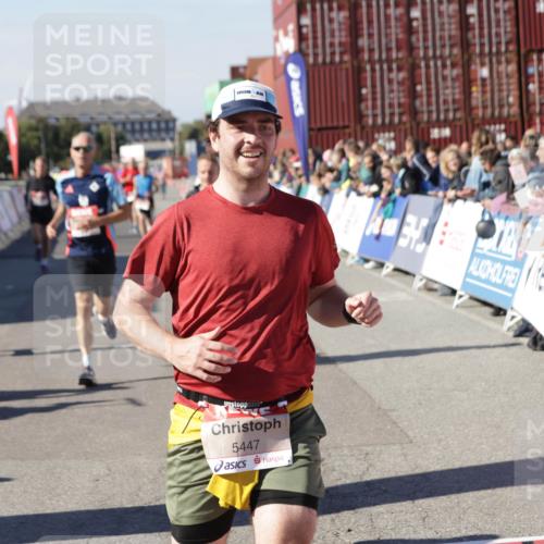 03.10.2025 - Köhlbrandbrückenlauf Jannik Wohlers http://msf.ph/oto/9119721 03.10.2025 13:03:57 Ziel 4056, 4127, 4322, 4349, 5098, 5414, 5447, 5950, 5958, 6315, 6341, 6392, 6706 meine-sportfotos.de