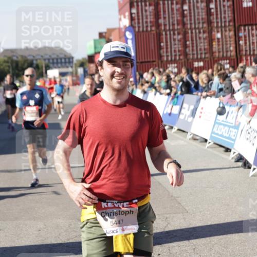 03.10.2025 - Köhlbrandbrückenlauf Jannik Wohlers http://msf.ph/oto/9119727 03.10.2025 13:03:57 Ziel 4056, 4127, 4322, 4349, 5098, 5414, 5447, 5950, 5958, 6315, 6341, 6392, 6706 meine-sportfotos.de