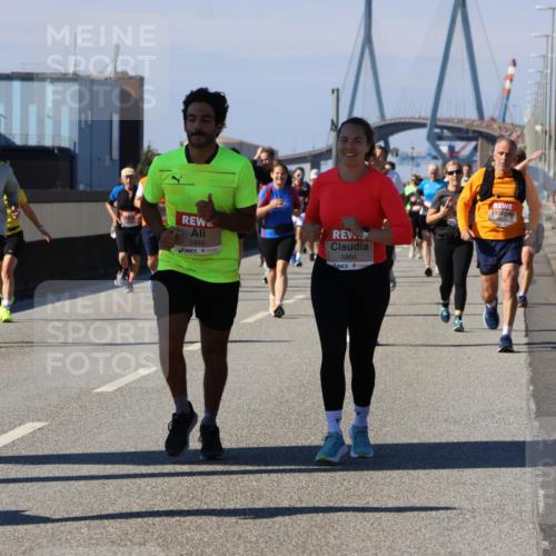 03.10.2025 - Köhlbrandbrückenlauf Strokosch-Dieckow http://msf.ph/oto/9119730 03.10.2025 12:57:28 Position 3 5869, 5866 meine-sportfotos.de