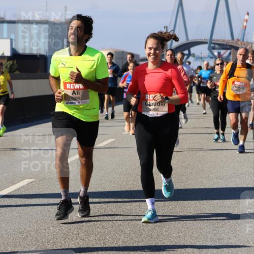 03.10.2025 - Köhlbrandbrückenlauf Strokosch-Dieckow http://msf.ph/oto/9119772 03.10.2025 12:57:29 Position 3 5869, 5866 meine-sportfotos.de