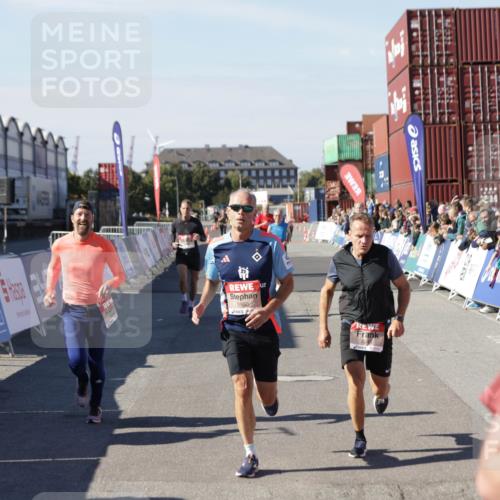 03.10.2025 - Köhlbrandbrückenlauf Jannik Wohlers http://msf.ph/oto/9119784 03.10.2025 13:03:58 Ziel 4056, 4127, 4349, 4372, 5098, 5414, 5447, 5950, 5958, 6315, 6341, 6392, 6706 meine-sportfotos.de