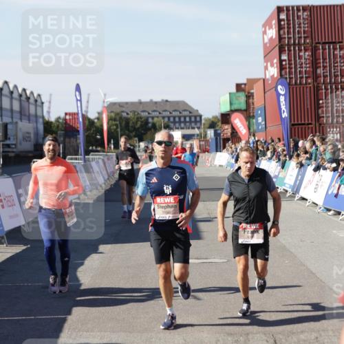 03.10.2025 - Köhlbrandbrückenlauf Jannik Wohlers http://msf.ph/oto/9119792 03.10.2025 13:03:58 Ziel 4056, 4127, 4349, 4372, 5098, 5414, 5447, 5950, 5958, 6315, 6341, 6392, 6706 meine-sportfotos.de