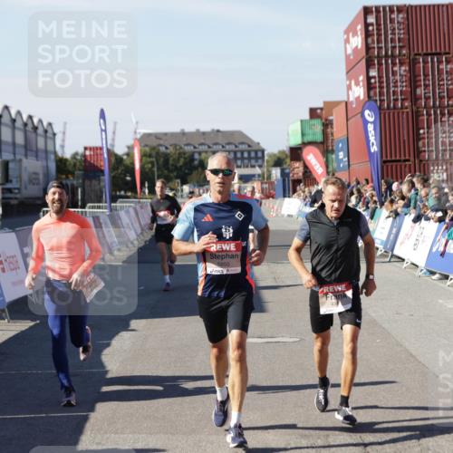 03.10.2025 - Köhlbrandbrückenlauf Jannik Wohlers http://msf.ph/oto/9119813 03.10.2025 13:03:58 Ziel 4056, 4127, 4349, 4372, 5098, 5414, 5447, 5950, 5958, 6315, 6341, 6392, 6706 meine-sportfotos.de