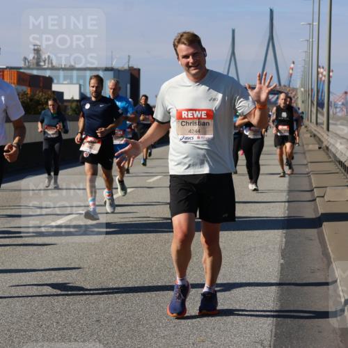 03.10.2025 - Köhlbrandbrückenlauf Strokosch-Dieckow http://msf.ph/oto/9119849 03.10.2025 12:57:39 Position 3 2013, 4776, 4244 meine-sportfotos.de