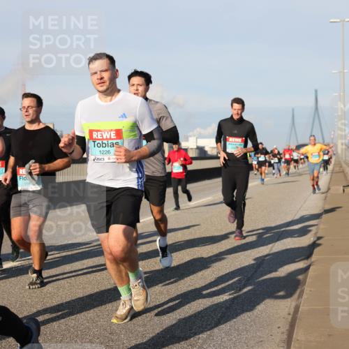 03.10.2025 - Köhlbrandbrückenlauf Lena Gebhardt http://msf.ph/oto/9119887 03.10.2025 09:45:45 Position 2 3568, 1043, 1146, 1226 meine-sportfotos.de