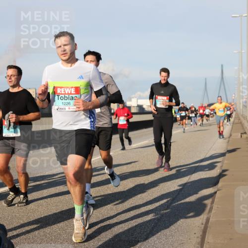 03.10.2025 - Köhlbrandbrückenlauf Lena Gebhardt http://msf.ph/oto/9119890 03.10.2025 09:45:45 Position 2 1043, 1146, 1226 meine-sportfotos.de