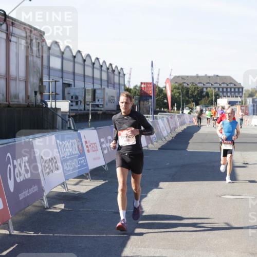 03.10.2025 - Köhlbrandbrückenlauf Jannik Wohlers http://msf.ph/oto/9119905 03.10.2025 13:04:02 Ziel 4056, 4127, 4349, 4372, 4480, 5098, 5414, 5447, 5950, 5958, 6315, 6392 meine-sportfotos.de