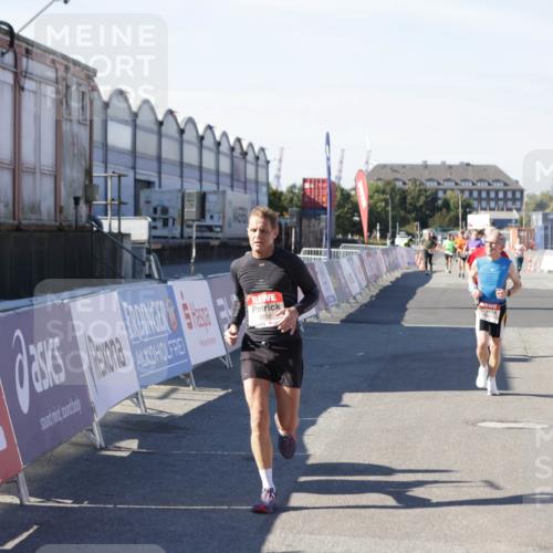 03.10.2025 - Köhlbrandbrückenlauf Jannik Wohlers http://msf.ph/oto/9119918 03.10.2025 13:04:02 Ziel 4056, 4127, 4349, 4372, 4480, 5098, 5414, 5447, 5950, 5958, 6315, 6392 meine-sportfotos.de