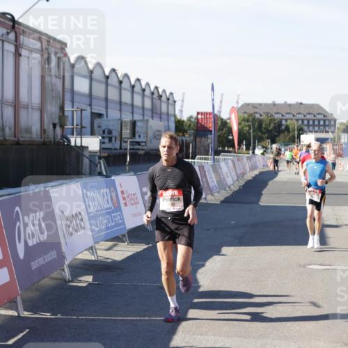 03.10.2025 - Köhlbrandbrückenlauf Jannik Wohlers http://msf.ph/oto/9119925 03.10.2025 13:04:02 Ziel 4056, 4127, 4349, 4372, 4480, 5098, 5414, 5447, 5950, 5958, 6315, 6392 meine-sportfotos.de