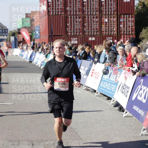 03.10.2025 - Köhlbrandbrückenlauf Jannik Wohlers http://msf.ph/oto/9119954 03.10.2025 13:04:03 Ziel 4056, 4127, 4349, 4372, 4480, 5098, 5447, 5950, 5958, 6315, 6392 meine-sportfotos.de