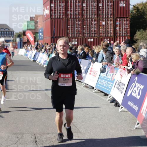 03.10.2025 - Köhlbrandbrückenlauf Jannik Wohlers http://msf.ph/oto/9119961 03.10.2025 13:04:03 Ziel 4056, 4127, 4349, 4372, 4480, 5098, 5447, 5950, 5958, 6315, 6392 meine-sportfotos.de