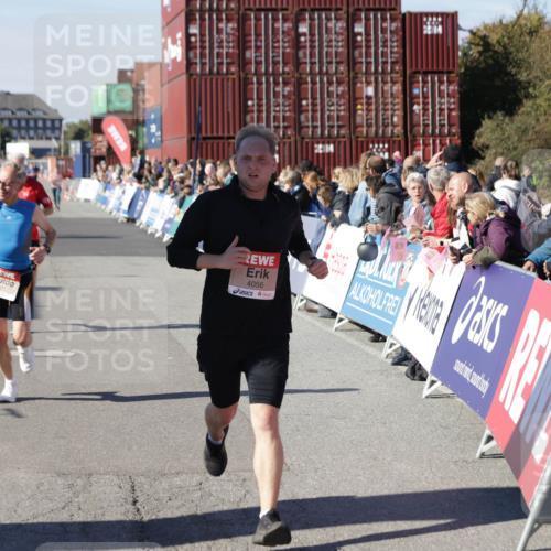 03.10.2025 - Köhlbrandbrückenlauf Jannik Wohlers http://msf.ph/oto/9119978 03.10.2025 13:04:03 Ziel 4056, 4127, 4349, 4372, 4480, 5098, 5447, 5950, 5958, 6315, 6392 meine-sportfotos.de