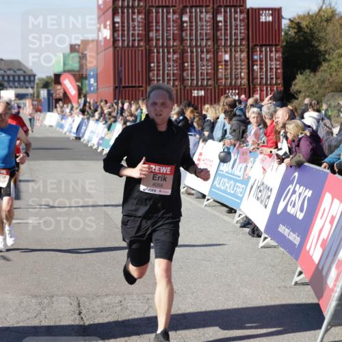 03.10.2025 - Köhlbrandbrückenlauf Jannik Wohlers http://msf.ph/oto/9119985 03.10.2025 13:04:03 Ziel 4056, 4127, 4349, 4372, 4480, 5098, 5447, 5950, 5958, 6315, 6392 meine-sportfotos.de