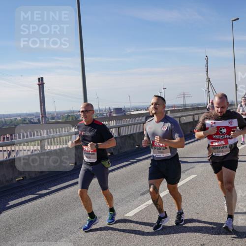 03.10.2025 - Köhlbrandbrückenlauf Michael Burmester http://msf.ph/oto/9120135 03.10.2025 13:01:19 Position 2 5246, 5248, 5247 meine-sportfotos.de