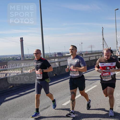 03.10.2025 - Köhlbrandbrückenlauf Michael Burmester http://msf.ph/oto/9120142 03.10.2025 13:01:19 Position 2 5246, 5248, 5247 meine-sportfotos.de