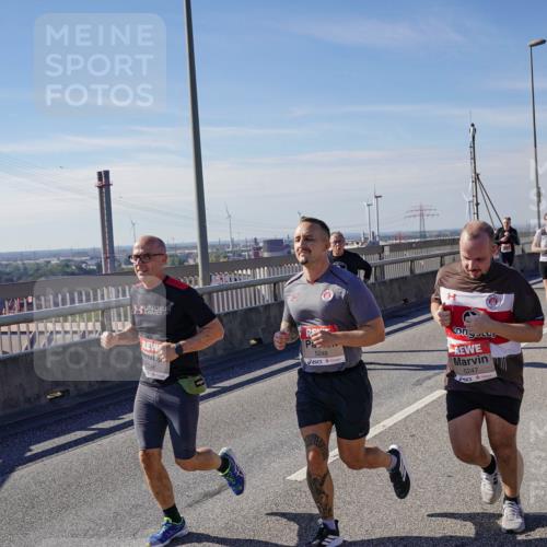 03.10.2025 - Köhlbrandbrückenlauf Michael Burmester http://msf.ph/oto/9120148 03.10.2025 13:01:19 Position 2 5246, 5248, 5247 meine-sportfotos.de