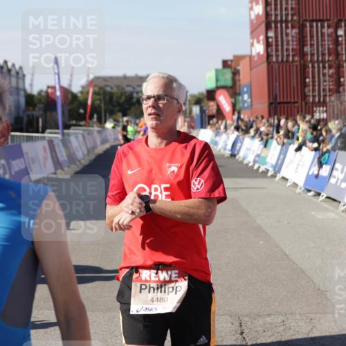 03.10.2025 - Köhlbrandbrückenlauf Jannik Wohlers http://msf.ph/oto/9120214 03.10.2025 13:04:07 Ziel 4056, 4349, 4372, 4480, 5721, 5950, 5958, 6392 meine-sportfotos.de