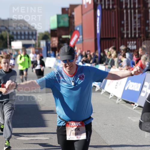 03.10.2025 - Köhlbrandbrückenlauf Jannik Wohlers http://msf.ph/oto/9120242 03.10.2025 13:35:25 Ziel 4434, 4440, 4886, 4949, 5140, 5279, 5412, 5548, 5575, 6204, 6205, 6283, 6358, 6411, 6547 meine-sportfotos.de