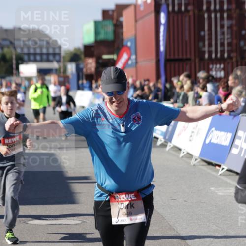 03.10.2025 - Köhlbrandbrückenlauf Jannik Wohlers http://msf.ph/oto/9120247 03.10.2025 13:35:25 Ziel 4434, 4440, 4886, 4949, 5140, 5279, 5412, 5548, 5575, 6204, 6205, 6283, 6358, 6411, 6547 meine-sportfotos.de