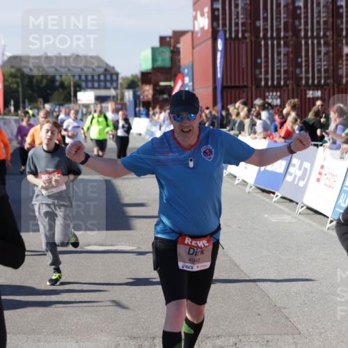 03.10.2025 - Köhlbrandbrückenlauf Jannik Wohlers http://msf.ph/oto/9120288 03.10.2025 13:35:26 Ziel 4434, 4440, 4886, 4949, 5140, 5279, 5356, 5412, 5548, 5575, 6204, 6205, 6283, 6358, 6411, 6547 meine-sportfotos.de