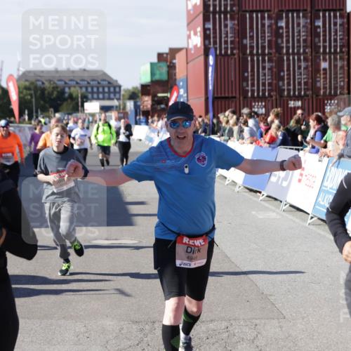 03.10.2025 - Köhlbrandbrückenlauf Jannik Wohlers http://msf.ph/oto/9120296 03.10.2025 13:35:26 Ziel 4434, 4440, 4886, 4949, 5140, 5279, 5356, 5412, 5548, 5575, 6204, 6205, 6283, 6358, 6411, 6547 meine-sportfotos.de