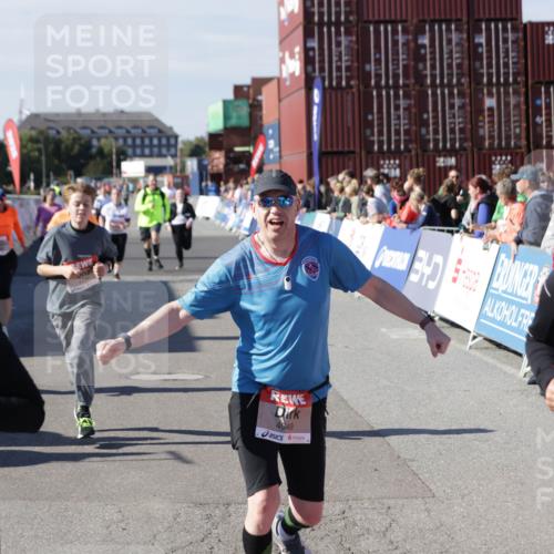 03.10.2025 - Köhlbrandbrückenlauf Jannik Wohlers http://msf.ph/oto/9120305 03.10.2025 13:35:26 Ziel 4434, 4440, 4886, 4949, 5140, 5279, 5356, 5412, 5548, 5575, 6204, 6205, 6283, 6358, 6411, 6547 meine-sportfotos.de